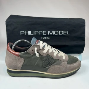 Philippe Model Trpz - Otroligt snygga skor från Philippe Model som passar perfekt nu till våren/somarn🔥Riktigt bra skick förutom lite slitage på kanten av hälen som man ser på bild 5✅Självklart grymt pris💰Box och Dustbag tillkommer🙌 Storlek 41 men passar 42 perfekt💯 Skriv om minsta fundering✍️