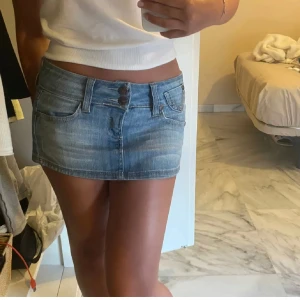 Lågmidjad jeanskjol - Lågmidjad jeanskjol (vintage Bershka) midja-40 cm, längd-26cm, bredd 46cm🩷 (bilderna är från förra säljaren då den är för liten för mig, men skriv för egna och fler bilder)