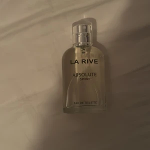 La Rive Absolute Sport Eau de Toilette - Fräsch och energisk doft från La Rive. Absolute Sport är en Eau de Toilette som passar perfekt för den aktiva personen. Flaskan är stilren och genomskinlig med en silverfärgad kork.
