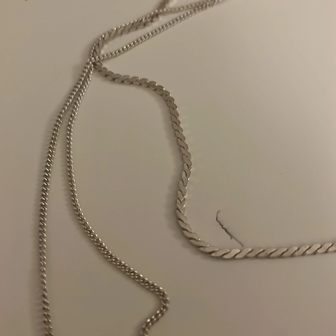 Silverfärgat halsband med tre hängen - 4