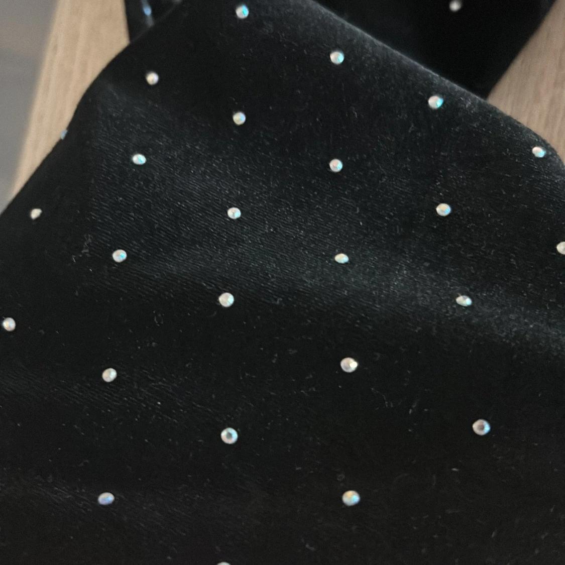 Svart sammetstopp med glittriga detaljer från Bershka - 4