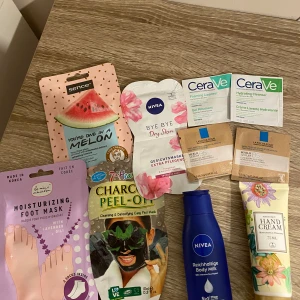 Hudvårdsprodukter från olika märken - Ett urval av hudvårdsprodukter inklusive en ansiktsmask från Nivea, en handkräm, en fuktgivande kroppskräm från Nivea, och en kolbaserad peel-off mask. Inkluderar även CeraVe rengöringsprodukter och en fuktgivande fotmask med lavendel. Inget är såklart använt! Man får allt på bilden för priset på annonsen😍 Man kan dock även köpa t.ex. 1 eller 2 saker så man behöver inte köpa allt!💗