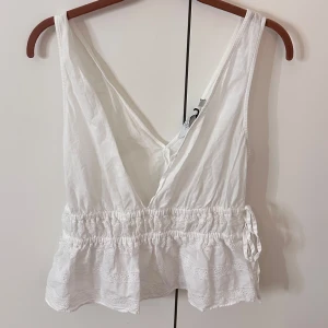 Vit ärmlös topp med spetsdetaljer - Sommartopp från &otherstories