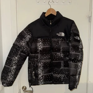 The North Face - Den är väldigt varm och tjock, använd 1 vinter och är villig till att diskutera pris