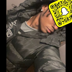 säljer min svarta vattentäta mercier jacka(size m) - jackan är vattentät, den är väldigt varm och skyddar dig från snön 💯( 