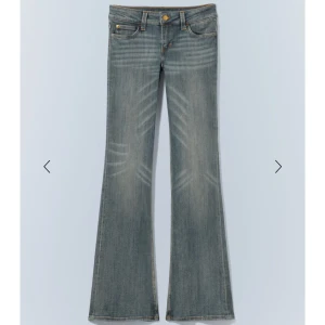 Trendiga weekday jeans - Superfina, inga defeketer knappt använda! Den oranga lappen där bak är avdragen dock