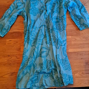 Blå blommig klänning från L.O.G.G. - Säljer en blå klänning från L.O.G.G. med ett vackert blommigt mönster. Klänningen har trekvartsärmar och en avslappnad passform. Perfekt för en somrig dag! 🌸