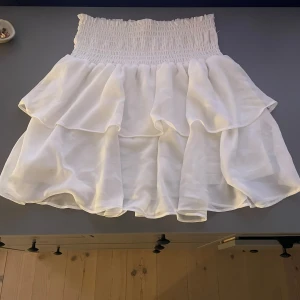 Vit kjol - Vit volangkjol från chelsea