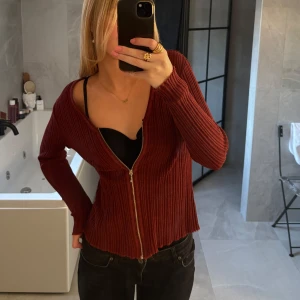 Mörkröd kofta - Jättefin mörkröd tunn kofta❣️tyvärr är den trasig på två ställen men det går nog lätt att sy ihop❣️storlek L men passar xs-m