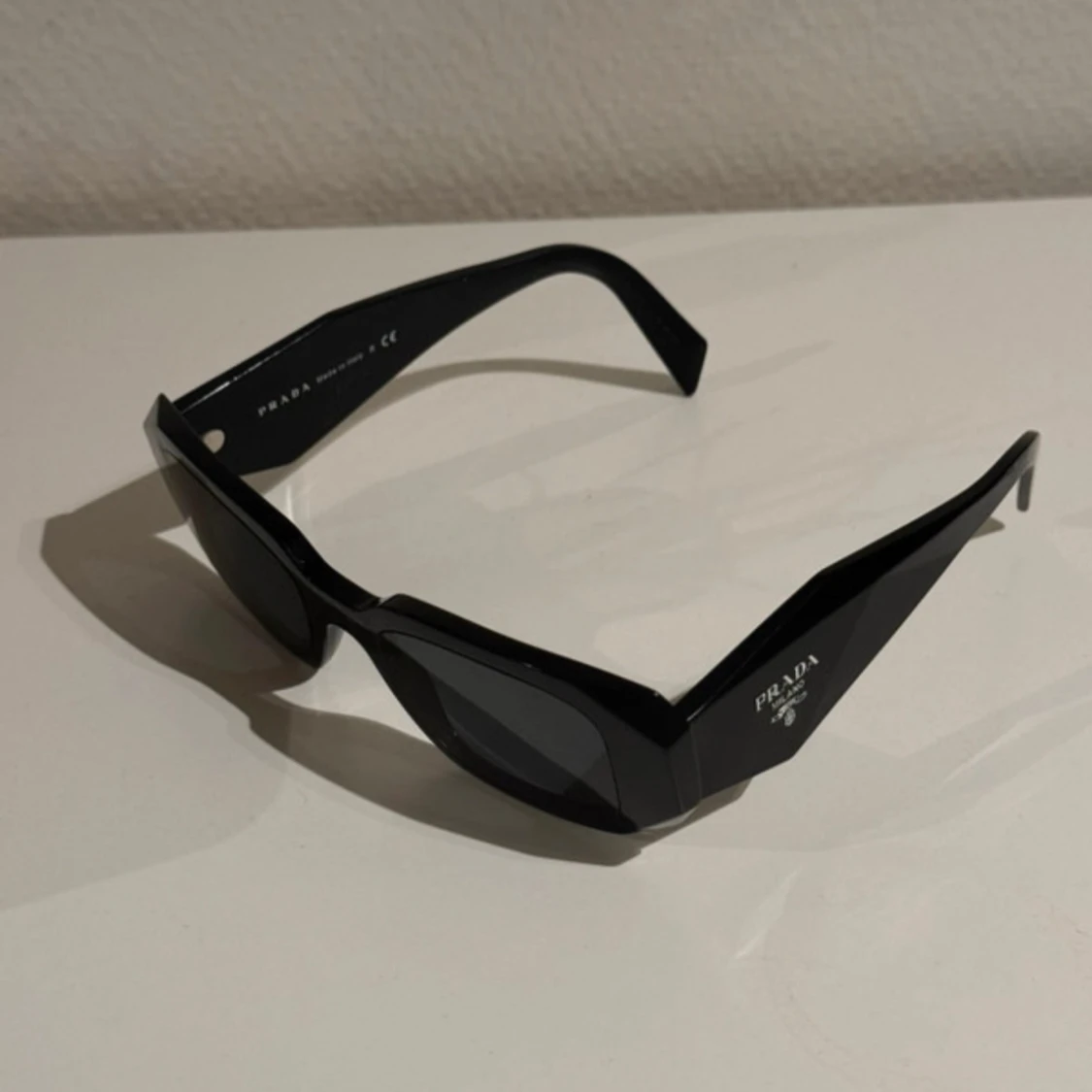 Svarta solglasögon från Prada