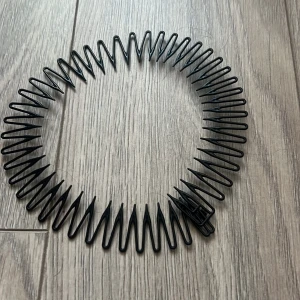Svart diadem i plast - Säljer ett svart diadem i plast med en zigzag-design. Perfekt för att hålla håret på plats med stil. Enkel och flexibel design som passar de flesta huvudstorlekar.