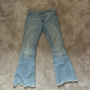 Lågmidjade bootcut jeans - Storlek s/m är lite korta på mig som är 164 så skulle säga de passar nån som är 155/160