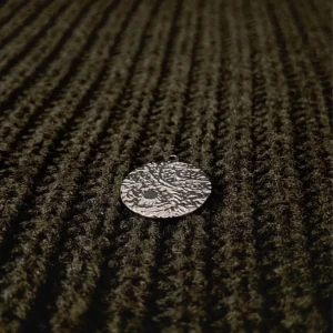 Celestial Harmony Silver Pendant - Ett vackert hänge i stainless steel med ett Sun and Crescent Moon-motiv. Hängsmycket har en diameter på 25 mm och kombinerar solens och månskärans symbolik för att skapa en unik och harmonisk design.