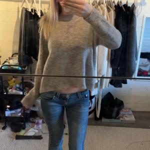Grå stickad tröja från objekt  - Säljer en mysig grå stickad tröja pågrund av att jag inte använder den längre! den har inga defekter och ser i stort sätt helt ny ut!❤️