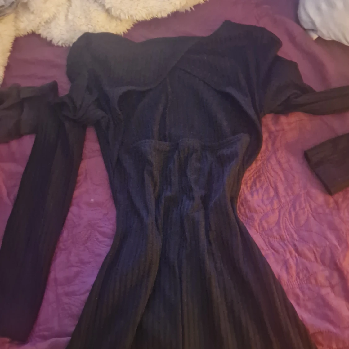 Svart ribbad klänning med öppen rygg - 1