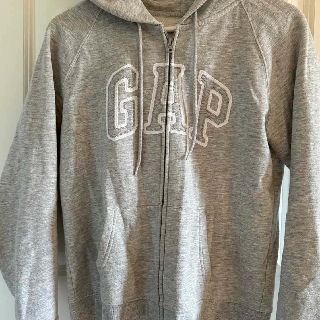 Grå hoodie från GAP