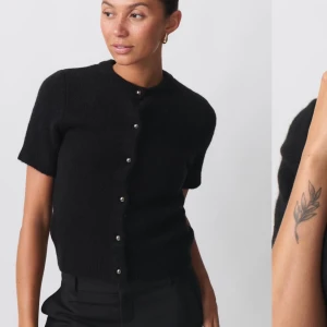 Svart kortärmad kofta med knappar - Snygg svart kofta med korta ärmar och knappar framtill. Perfekt för en stilren look och kan enkelt matchas med olika outfits. Från Gina och har aldrig använt !!!! KAN ÄVEN BYTA MOT NÅTT💓💓