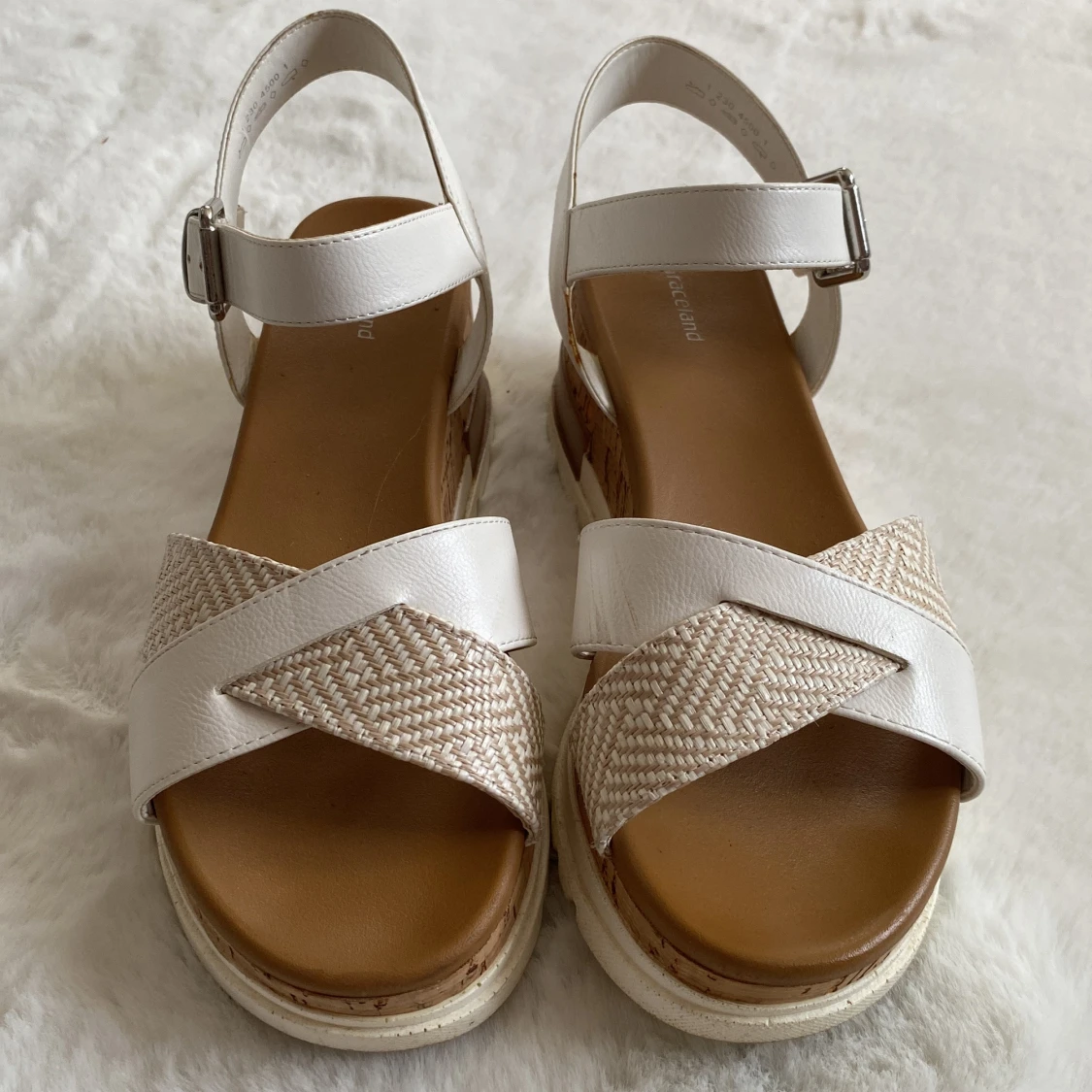 Vita sandaler från Graceland