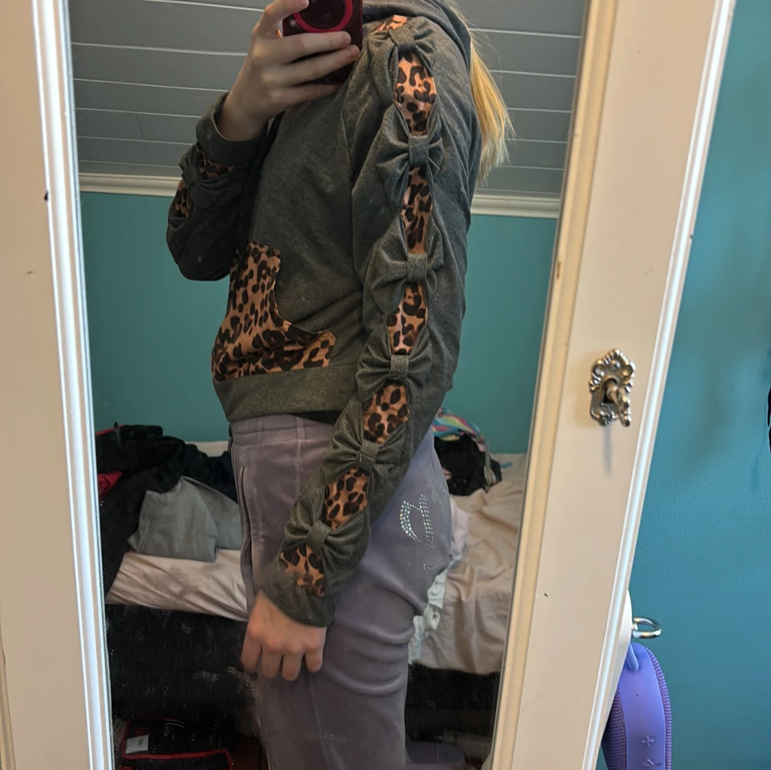 Grå leopardmönstrad hoodie - 1