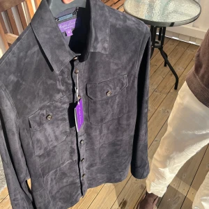 Ralph Lauren purple label jacka - Snygg mörkblå mockaskjorta från Ralph Lauren. Den är sparsamt använd inga tecken på användning. Ny pris 29,999kr 