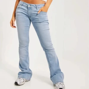 Ljusblå lågmidjade Nelly jeans   - Jätte snygga lite uppgångna där nere men inte något man tänker på, säljs inte längre jätte snygga 