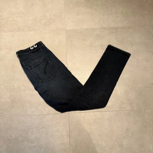 Dondup George W33 - Tja säljer nu dessa feta dondup george jeans i väldigt bra skick 9/10|✨| Priset är ej hugget i sten 🪨|Skriv vid minsta fundering eller fråga|😄🍀