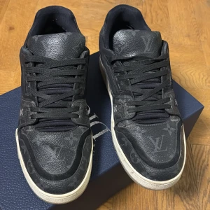 Louis Vuitton Sneakers  - Louis Vuitton sneakers i str uk 7 som motsvarar 40 men passar mer 41-42 då dom är stora i storlek. Köpt på Louis Vuitton och kvitto finns vid köp! Dom är i suveränt skick med vissa små defekter som syns på bilderna.