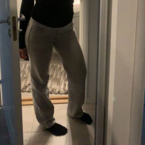 Grå jeans med rak passform - Snygga grå jeans med rak passform och klassisk design. Perfekta för en avslappnad stil. De har en låg midja och är tillverkade i jeansmaterial. Jag är 170cm och de passar perfekt i längden! Inga skador eller defekter. Nypris: 500kr