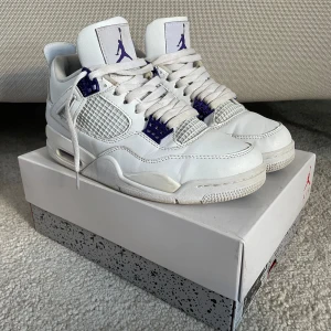 Air Jordan 4 Metallic Purple - Snygga Air Jordan 4 Metallic Purple i bra skick. Box ingår!