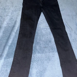 Svarta jeans från Lee - Snygga svarta jeans från Lee med en klassisk design. De har en rak/bootcut passform och är perfekta för en stilren look. 