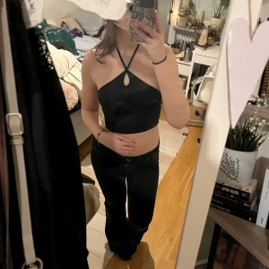 Svart halterneck topp från Zara - Snygg svart halterneck topp från Zara med knytband i nacken och en liten öppning framtill. Perfekt för en stilren look. Skriv vid frågor 💗