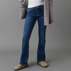 Blå bootcut jeans - Snygga blå bootcut jeans med hög midja. Perfekta för en avslappnad stil med en touch av retro. De har klassiska femfickor och en bekväm passform som framhäver figuren. Bra skick