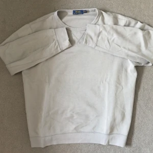 Ralph Lauren sweatshirt grå - Säljer min knappt använda Ralph Lauren-tröja. Den är ganska tunn och perfekt att använda under kalla sommarkvällar eller på hösten. Jag köpte den i Frankrike för 179 euro och tappade kvittot för ett tag sedan. Den är i storlek XL och är 100% bomull. Ganska liten i storlek, skulle nog säga att den mer är L. Pris kan diskuteras.