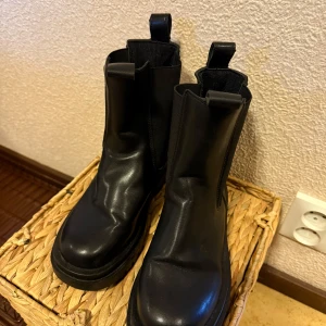 Svarta chelsea boots - Svarta boots i storlek 37 små i storlek. Dem är knappt använda men (lite till tryckta för de har varit med om en flytt.) annars väldigt fint skick. 