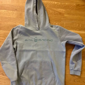 Sail racing hoodie - Säljer denna snygga sail racing hoodie. Skick 7/10, priset går att diskutera!