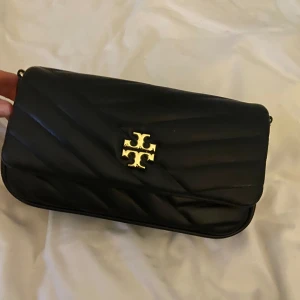 Tory Burch väska   - Tory Burch axelväska med gulddetaljer. Band ingår och man kan även ta bort bandet.❤️ Pris kan diskuteras ❤️