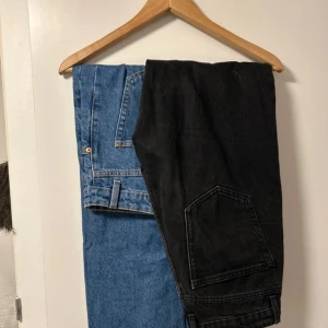 Svarta jeans från Lindex - Snygga svarta jeans från Lindex, Jenssen heter Betty! Använda fåtal gånger men som nya. Säljer även de blåa om ni är intrsserade💓