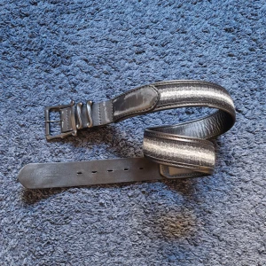 Number (N)ine AW07 Bälte - ( NFS för tillfället) Number (N)ine AW07 bälte. Bra skick men finns tecken på användning. Har bara sett 1 annan ad för det här bältet ($340)                                                         Dm vid intresse. 