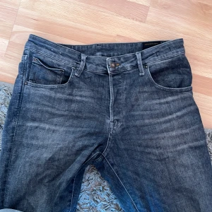 Jack & jones jeans slim - Mörkgråa jack & jones jeans i strl 34 med slim