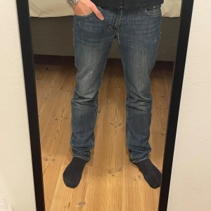 Blå jenas - Riktigt schyssta jeans, inte för baggy och inte för slim. Hade gärna haft kvar dom men dom är tyvärr lite korta. Passar om man är mellan 160-170. Inga defekter utom ett litet hål på framsidan, men inget man tänker på. Tveka inte att skriva, kan skicka fler bilder om du skulle vilja.