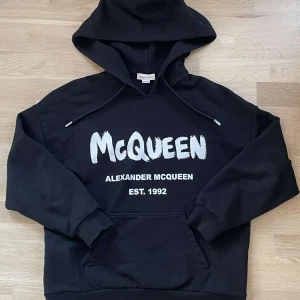 Alexander McQueen hoddie  - Alexander Mqueen hoodie || skick 9/10 || stl S || nypris: ca 9000kr || Inga defekter! Riktigt skön och stilig hoodie || Han på bilden är 177cm | Hör av er för exakta mått! || Mvh LuxuryTrends🙌