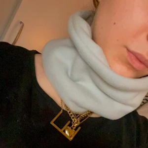 grå buff - Säljer mysig hals buff i fleece i grå! Funkar även perfekt som pannband, en en perfekt detalj för snygga outfits! Hör av er vid frågor och kolla min profil för fler färger!❤️