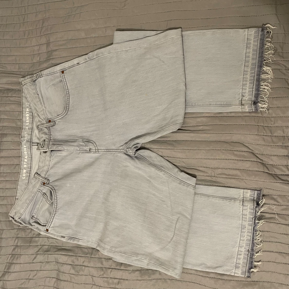 Ljusgrå jeans med fransar