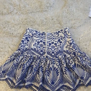 Vit och blå kjol från Zara - Jättefin kjol från Zara i storlek S i använd 2-3 gånger💗