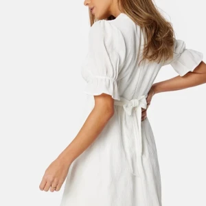 Vit kort klänning  - Säljer en jättefin vit klänning i stl S💕nypris var 600kr. Den är från bubbelroom och använd endast en gång!