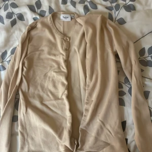 Beige kofta från Saint Tropez - Säljer en beige kofta från Saint Tropez. Använt bara en gång. Orignal pris 349kr