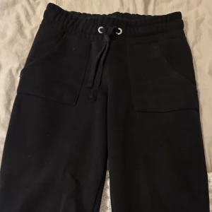 Svarta mjukisbyxor med snörning - Lager 157 mjukis i svart som har blivit väl använda och är ganska slitna
