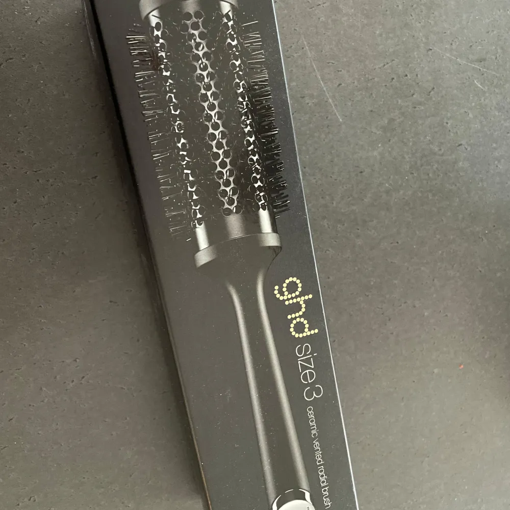 Säljer en svart rundborste från ghd, storlek 3. Den har en keramisk beläggning som hjälper till att skapa volym och glans vid styling. Perfekt för att forma och torka håret snabbt och effektivt.. Asusteet.