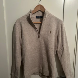 Raffe half zip   - Säljer en stilren raffe halfzip som knappt är använd. Skicket är 10/10 och den passar till allt. 