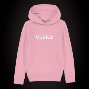 Rosa hoodie med tryck från Veyra - Snygg rosa hoodie från Veyra med tryck både fram och bak. Den har en klassisk känguruficka och en bekväm huva. Perfekt för en avslappnad stil.